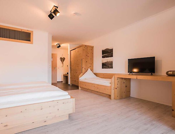 Schlafzimmer mit zusätzlichem Bett nahe Bodenmais